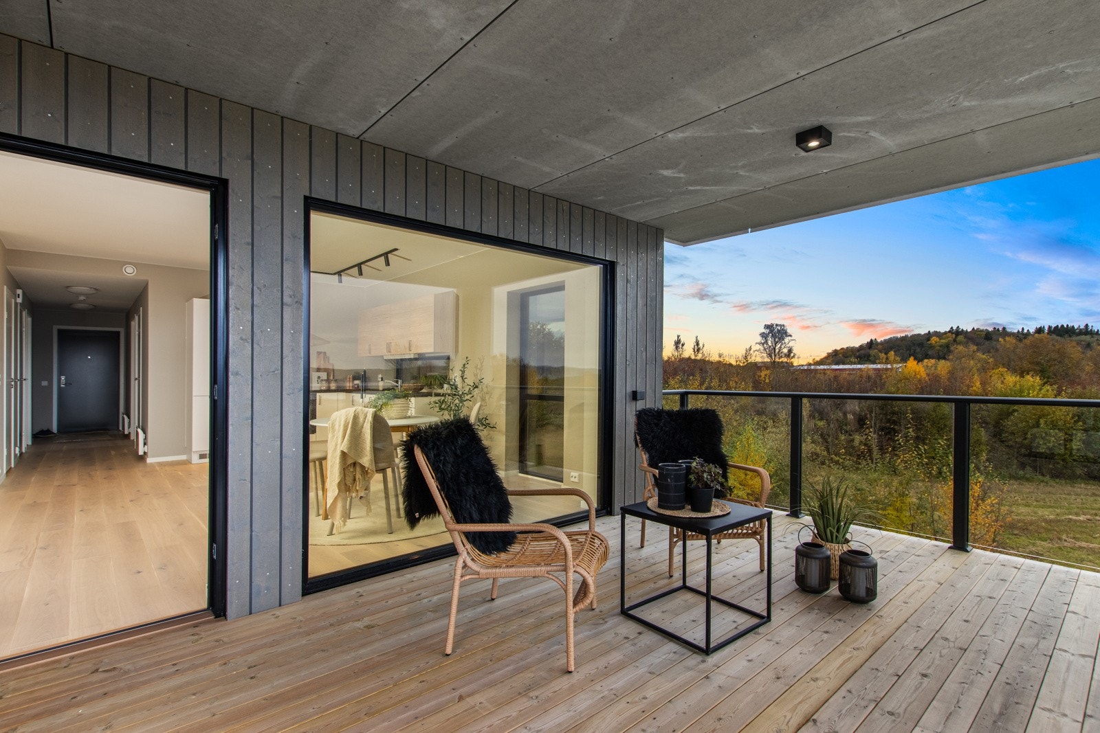 Takoverbygd veranda med svært gode solforhold. Galleribilde