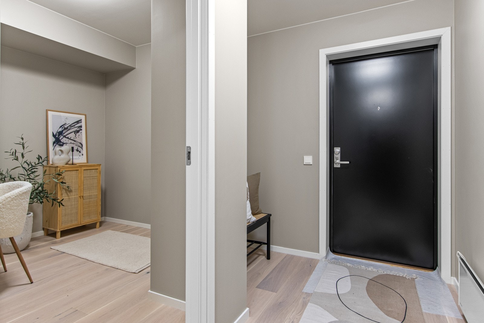 Ved inngang har man plass for garderobe. Galleribilde