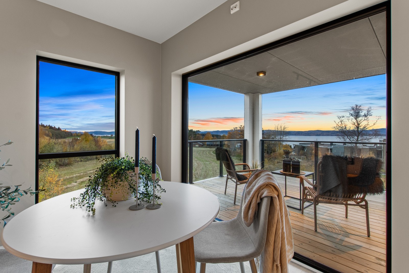 Leiligheten ligger høyt oppe på Kjønstadmarka, slik at man har veldig gode solforhold. Galleribilde