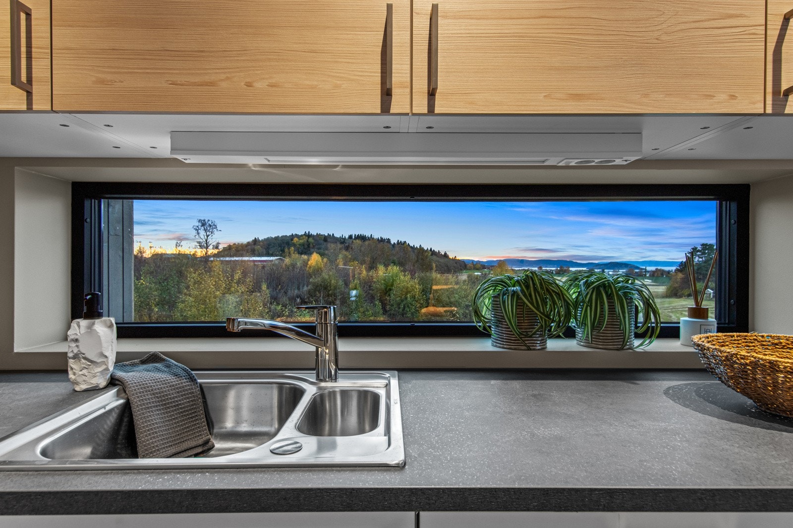 Detalj fra kjøkken. Vindu som slipper inn masse lys. Galleribilde