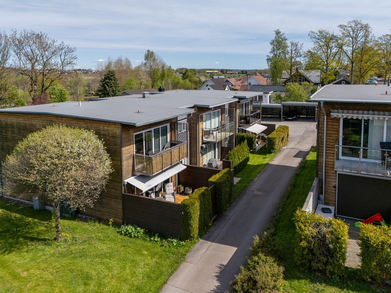 Man disponerer carport i felles rekke, og en utvendig sportsbod. Galleribilde