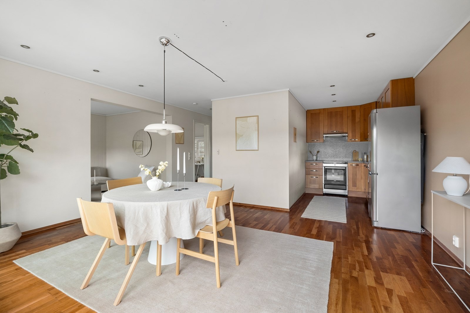 Her er det god plass til romslig spisestue rett utenfor kjøkkenet i tillegg til egen TV-stue i det som opprinnelig var ett tredje soverom før. Galleribilde