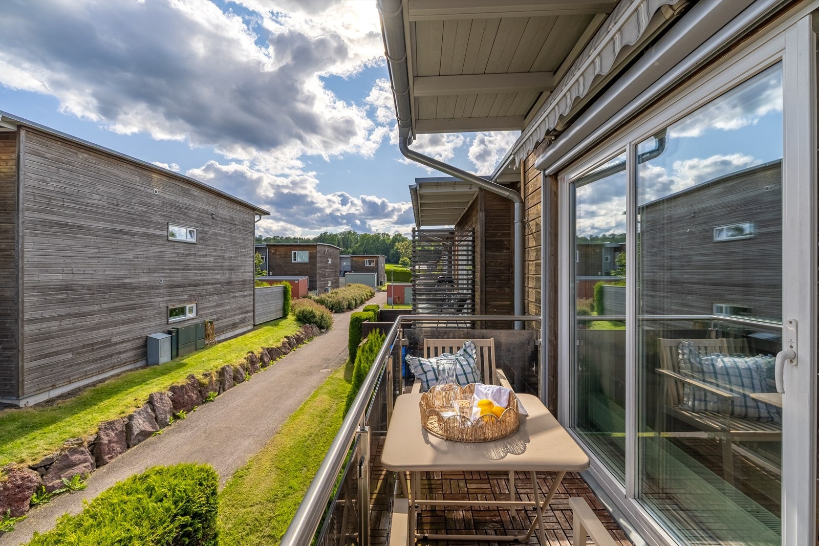 Borettslaget er beliggende i rolige og solrike omgivelser på Kirkebakken/Borre, med gangavstand til både dagligvareforretning (KIWI), offentlig kommunikasjon, småbåthavn, badestrand og nydelige turmuligheter! Galleribilde