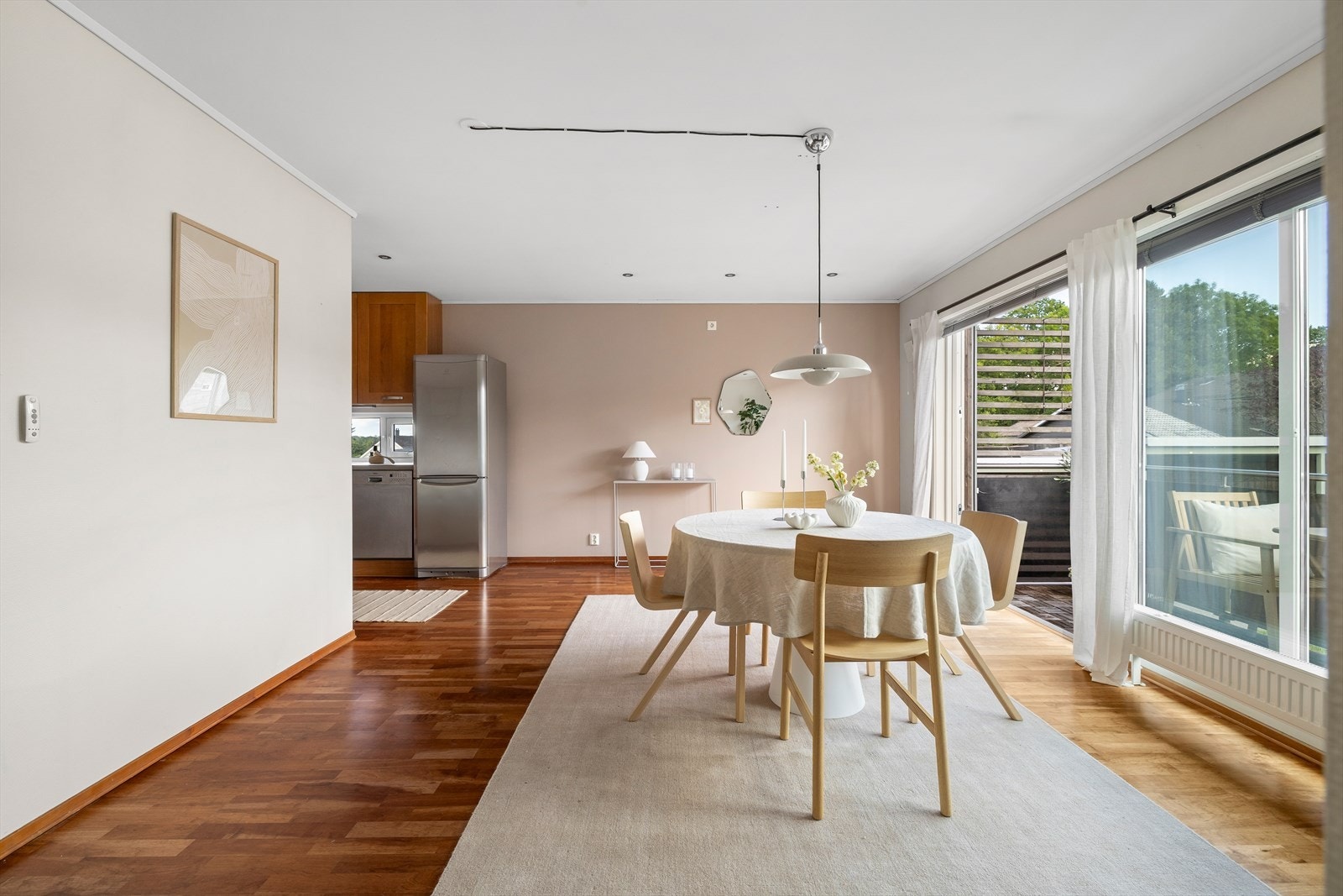 Stuen er stor og lys i en delvis åpen løsning til kjøkkenet! Galleribilde