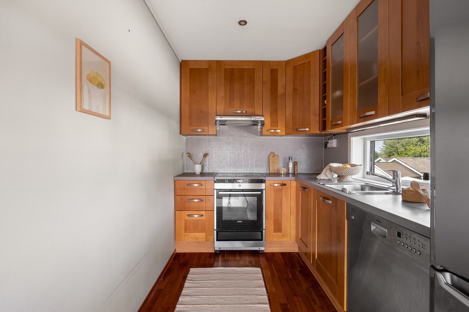 Kjøkkenet har en tidløs og fin innredning. Galleribilde