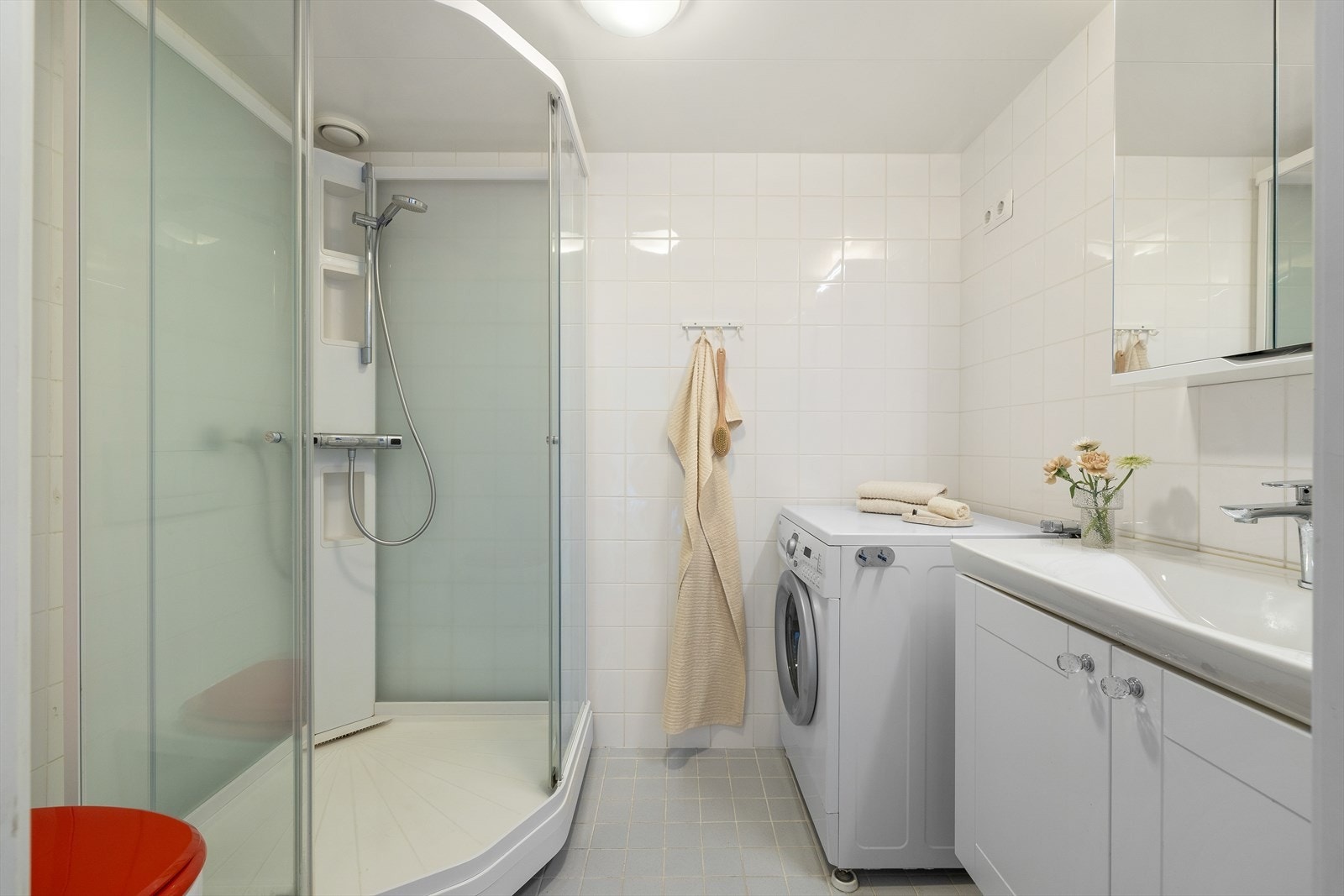 Det er et pent bad med fliser på både vegger og gulv. Galleribilde