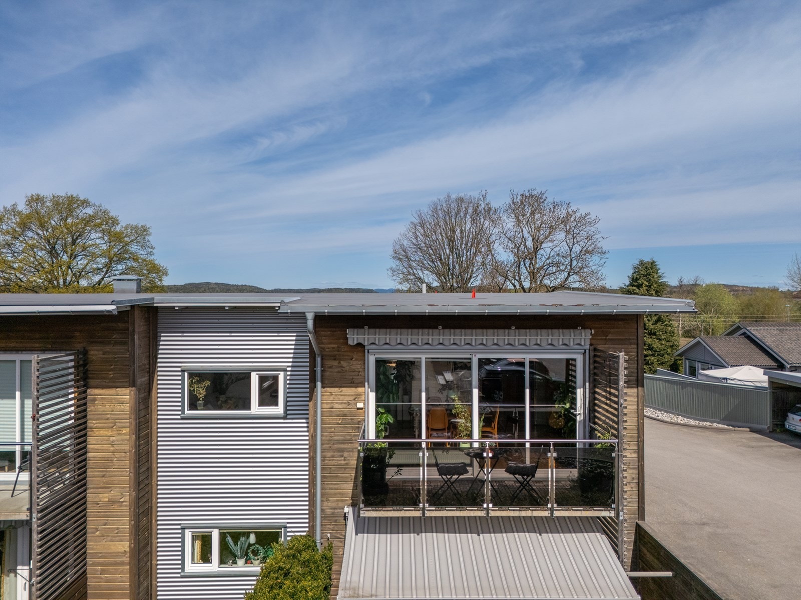 Det er et veldrevet og hyggelig borettslag beliggende i rolige og solrike omgivelser på Kirkebakken/Borre i et trygt og koselig boligområde. Galleribilde