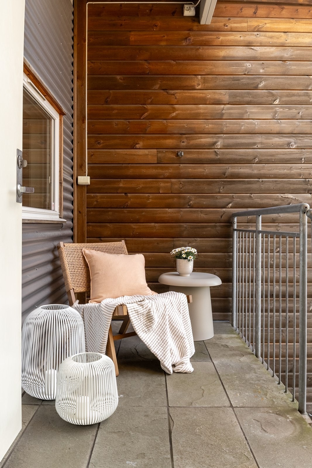 Leiligheten her egen trappegang hvor man har mulighet for en koselig uteplass med utsikt mot Borrevannet! Galleribilde