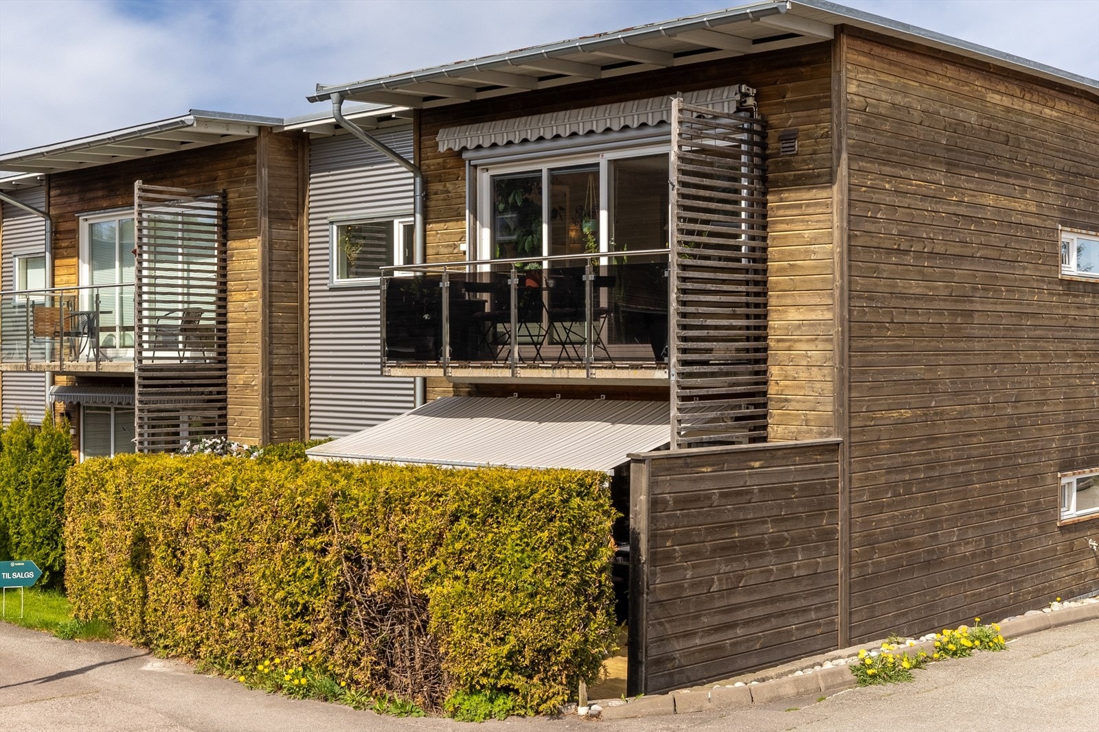 Her er det gangavstand til både dagligvareforretning (KIWI), offentlig kommunikasjon, småbåthavn, badestrand og flotte friområder med gode rekreasjonsmuligheter sommer som vinter. Galleribilde