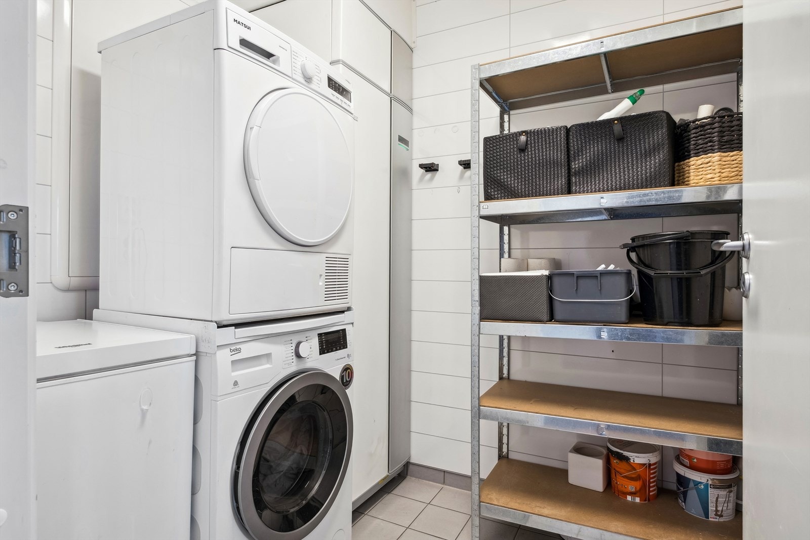 Vaskerommet er flislagt og har plass til både vaskemaskin og tørketrommel. Skapet er forøvring den vannbårne varmen. Display ble byttet i 2024. Service av anlegget utført i 2024. Galleribilde