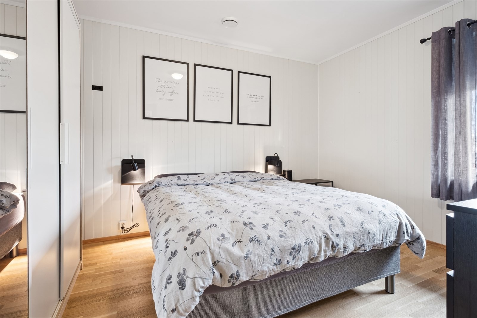 God plass til dobbelseng og garderobe. Galleribilde