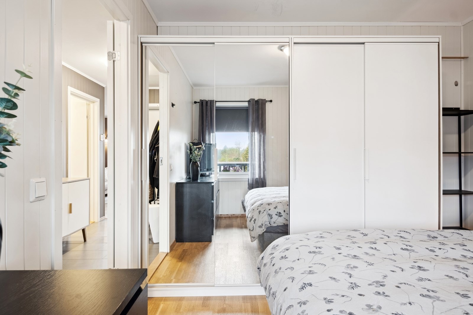 Hovedsoverommet er på hele 11 kvm og vender mot rolig svalgang. Galleribilde