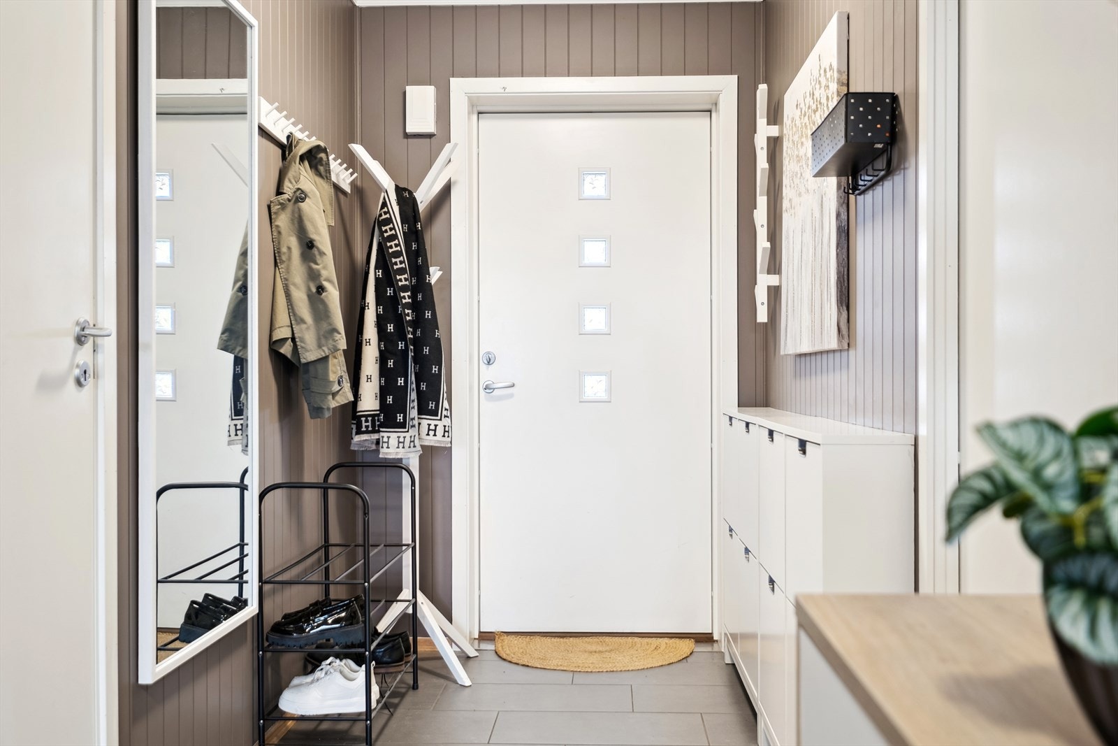 Godt med plass til oppheng av sko og yttertøy i gangen. Galleribilde