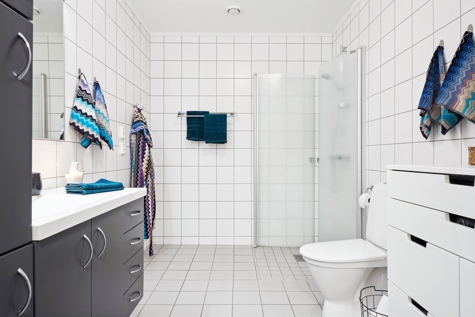 Badet har fått TG1 fra takstmann. Glassdører i dusjhjørnet og gulvstående toalett. Galleribilde