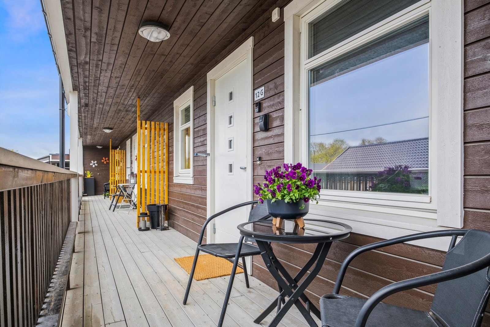 Plass til en mindre sittegruppe for å nyte morgensola. Galleribilde