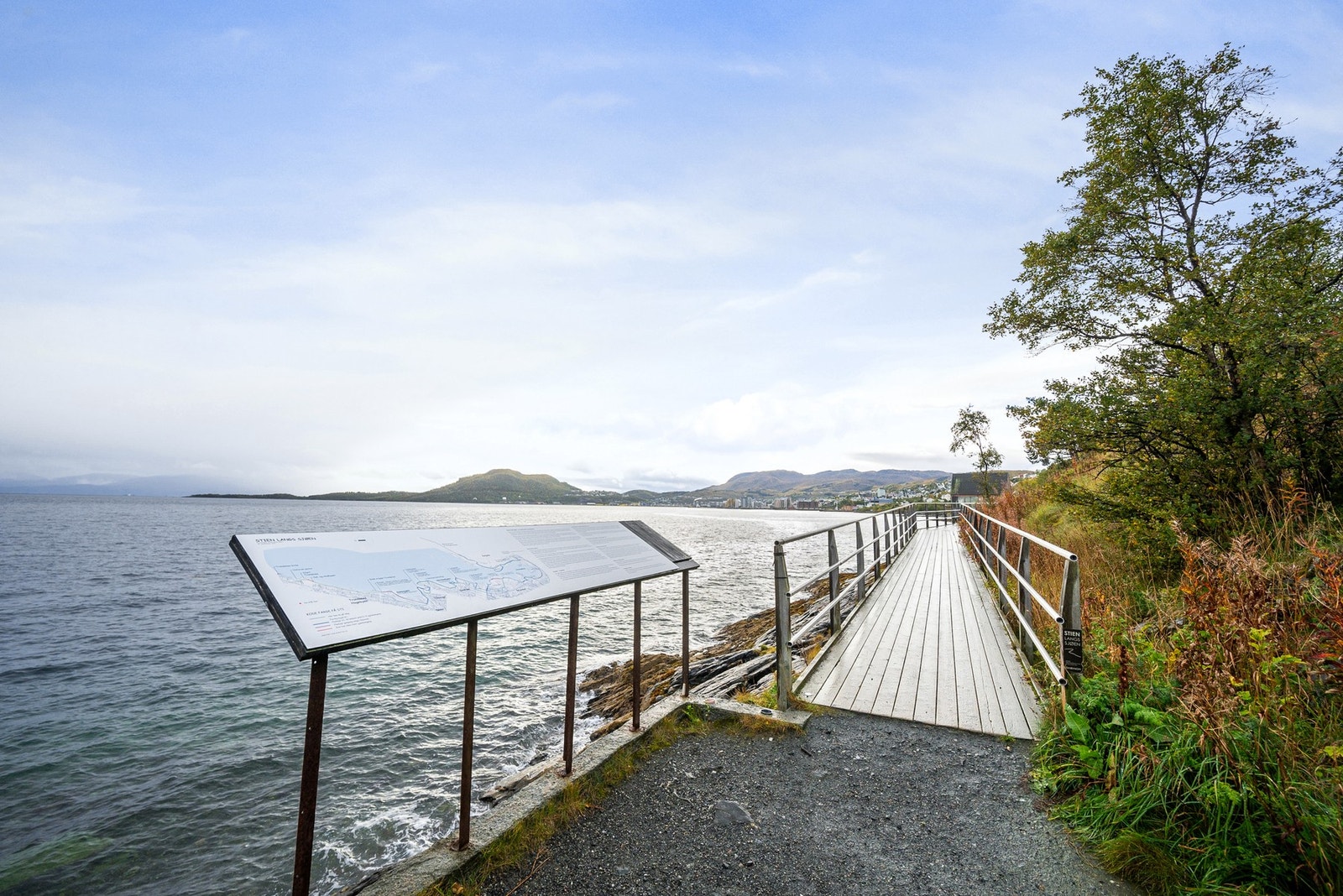 Stien langs sjøen, som er et populært turområde Galleribilde
