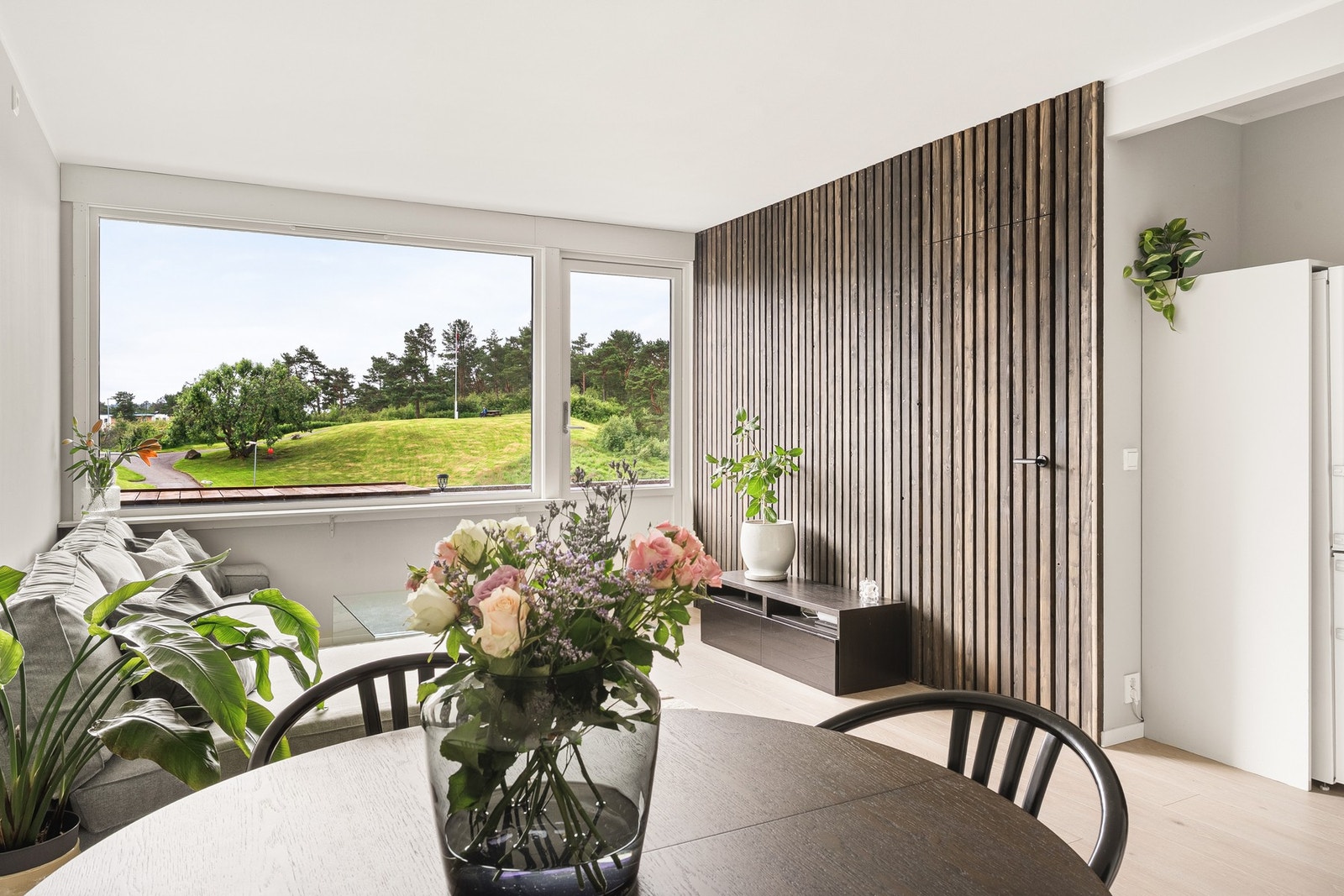 Overflatene er malt i lyse og moderne fargetoner. Galleribilde