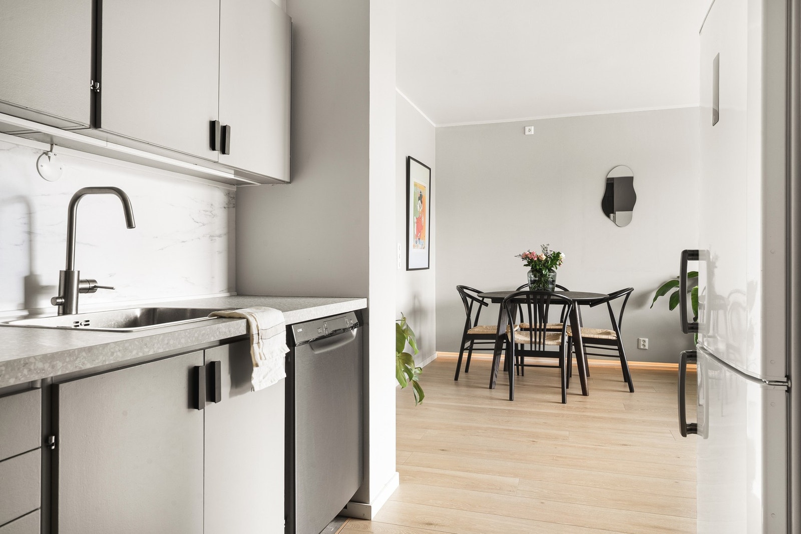 Videre ligger kjøkkenet og stuen i en sosial åpen løsning. Galleribilde