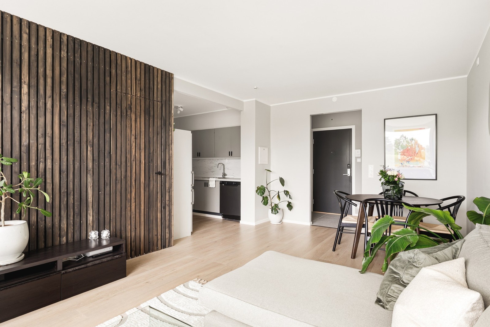 Legg også merke til den kule kontrastveggen, som bryter fint opp i uttrykket. Galleribilde