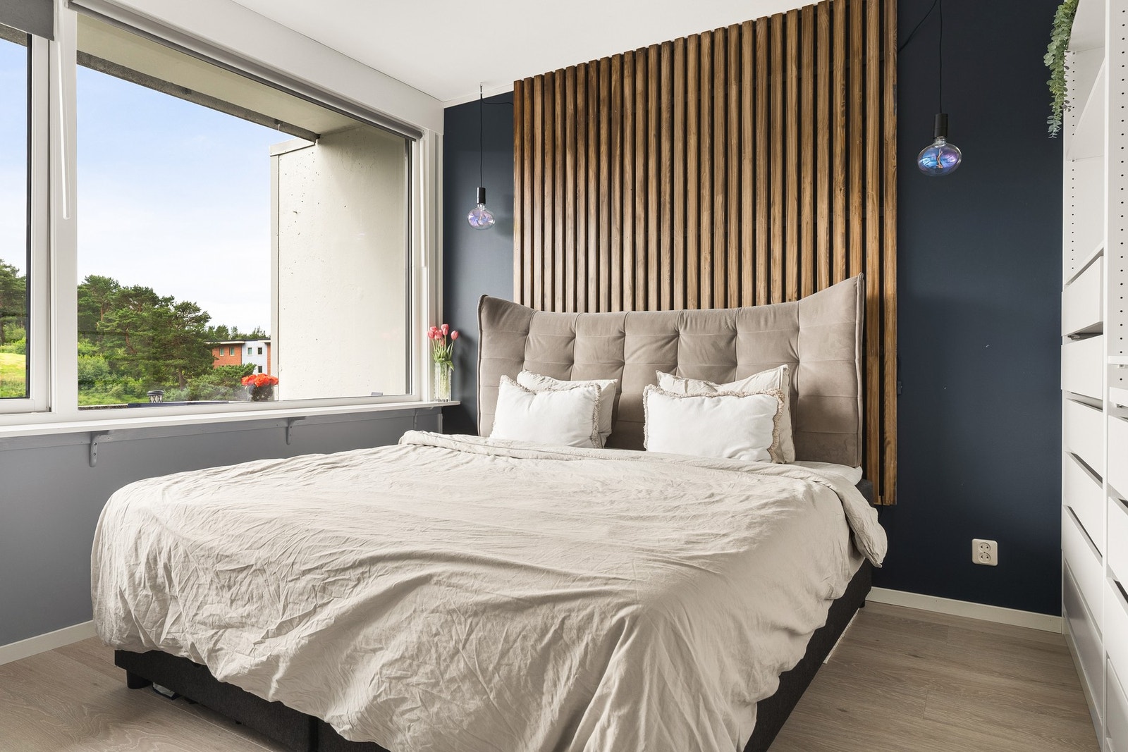 Innbydende og romslig soverom. Galleribilde