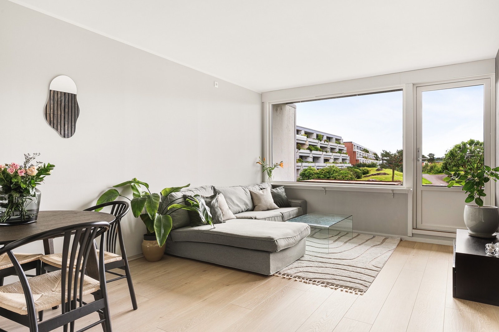 Leiligheten er lys og innbydende. Galleribilde