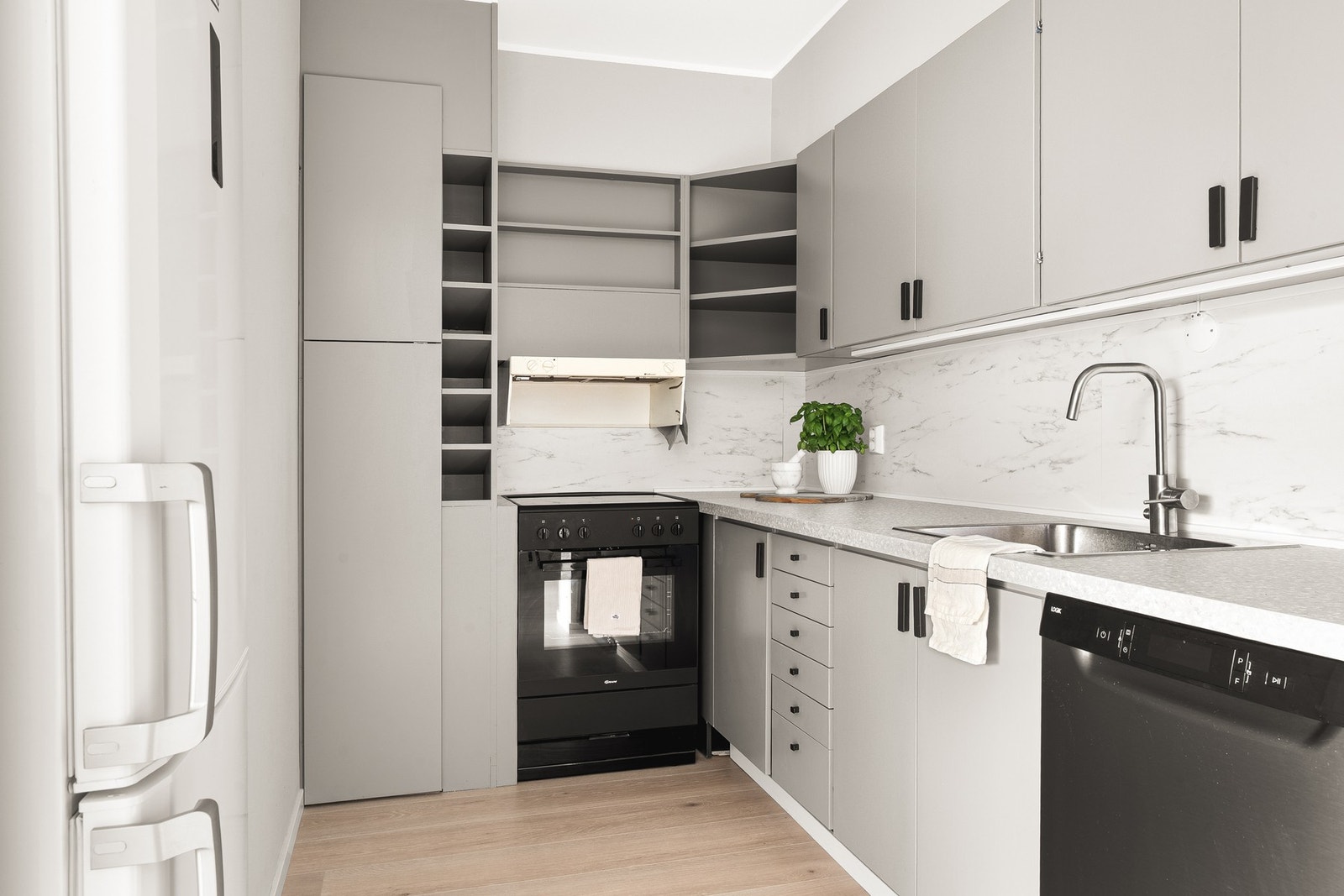 Kjøkkenet har en fin kombinasjon av skap- og benkeplass for både oppbevaring og matlaging. Galleribilde