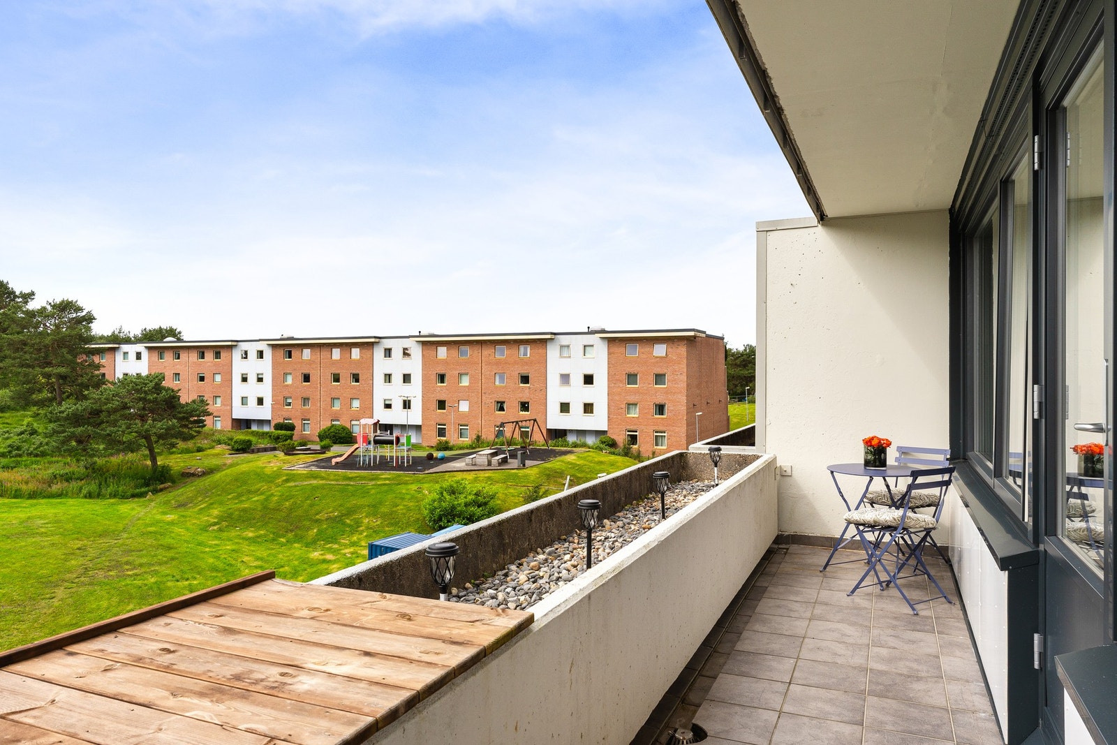 Balkongen er romslig med god plass for ønsket utemøblement. Galleribilde