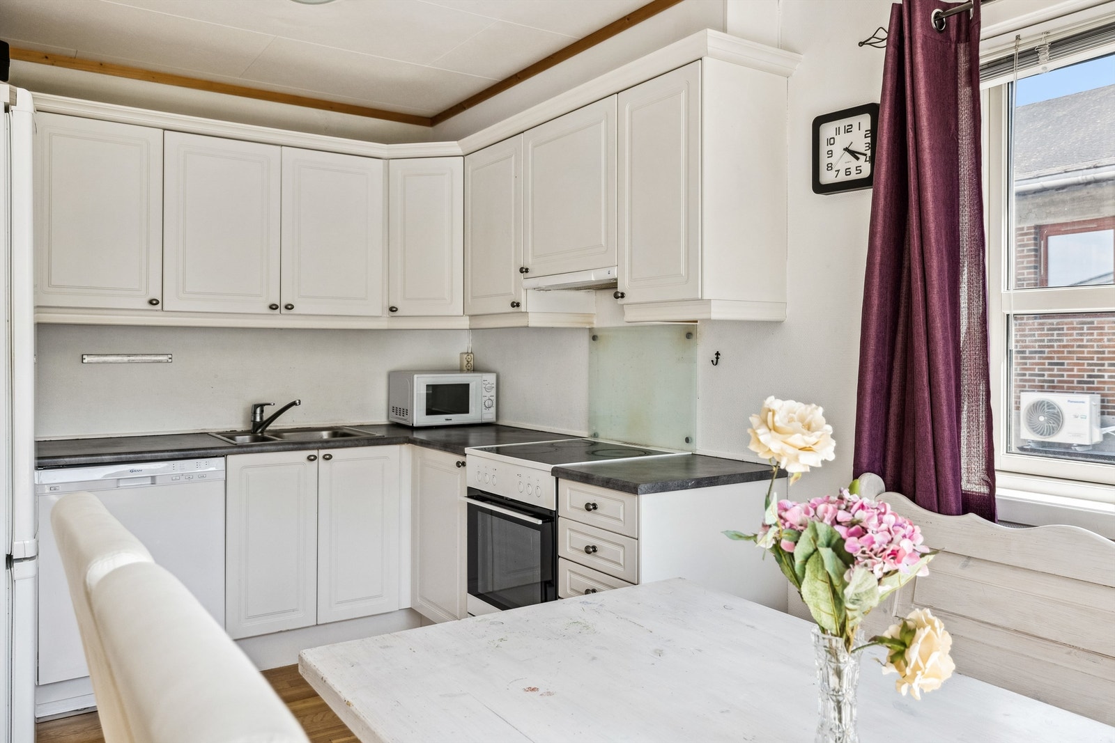 Kjøkken uten montert komfyrvakt og lekkasjevakt Galleribilde