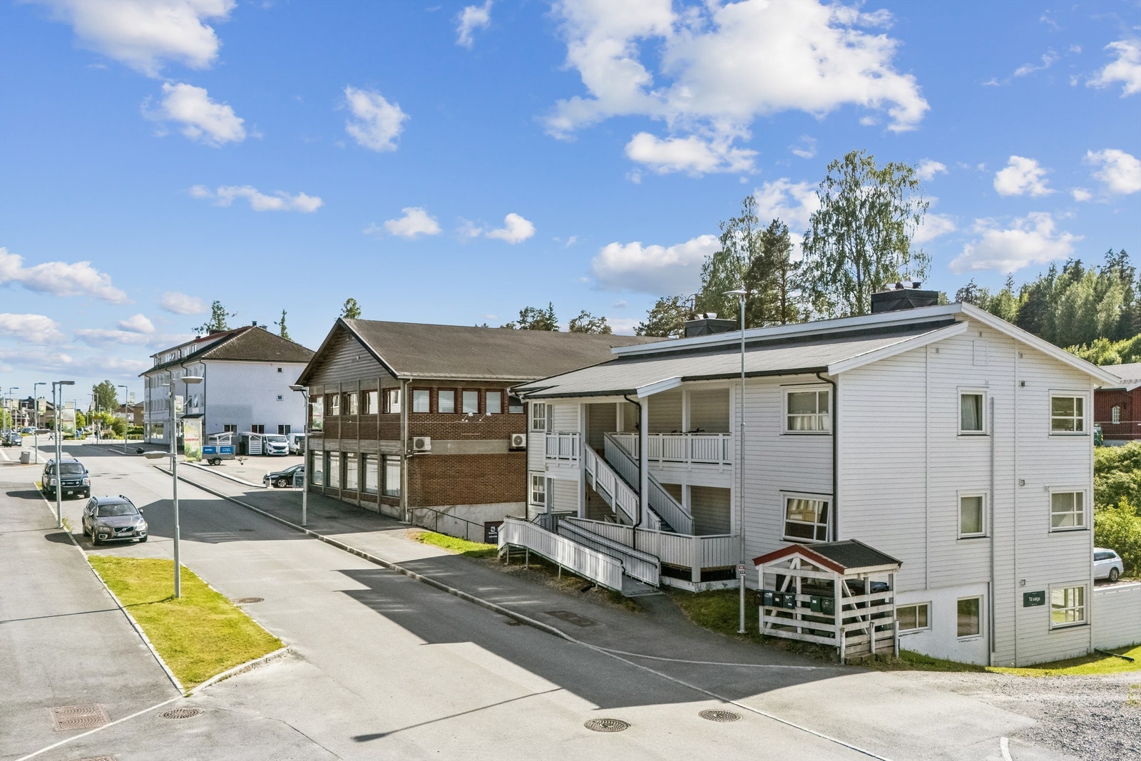 Sentral beliggenhet med gangavstand til Renas fasiliteter, kafeer, skoler, butikker, jernbanestasjon med mer Galleribilde