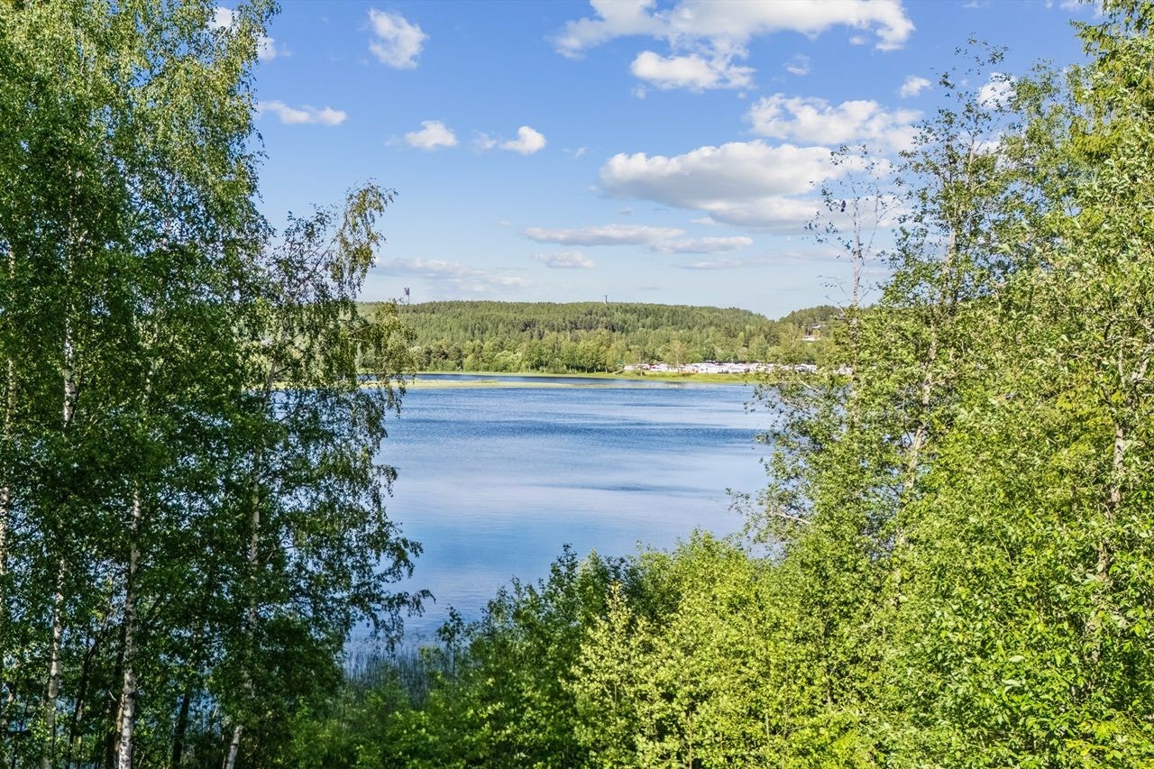 Prestsjøen er et yndet badested og frister til late, solfylte sommerdager Galleribilde