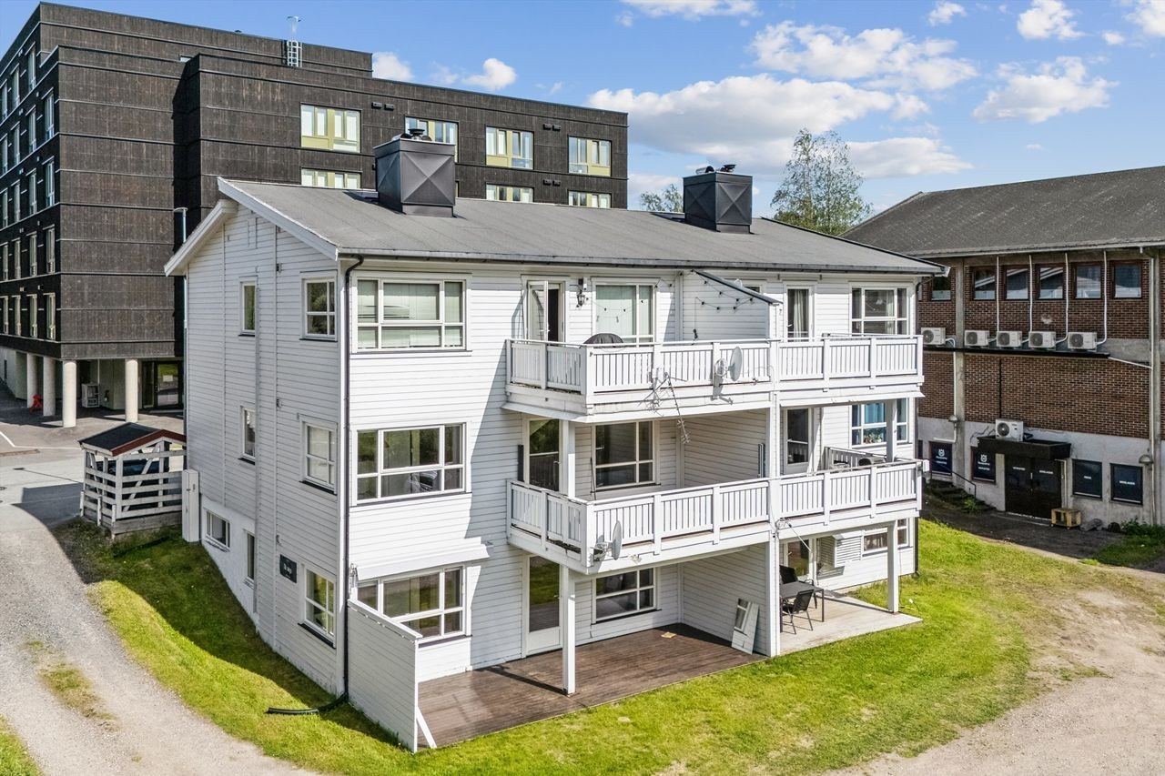 Leilighetsbygg fra 2006 med 6 eierseksjoner med utendørs fellesareal - Leiligheten ligger øverst til høyre i bilde Galleribilde