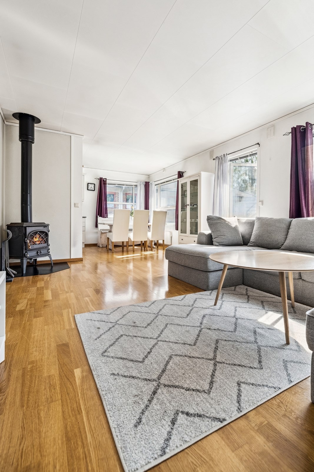 Praktisk og lettstelt bolig med åpen stue-, spisestue- og kjøkkenløsning Galleribilde