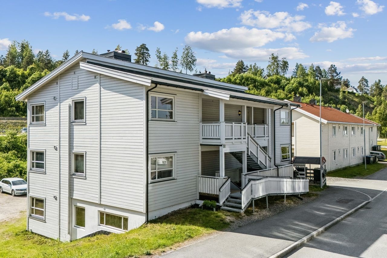 Inngangsparti mot øst med felles trapp, rampe og svalgang Galleribilde