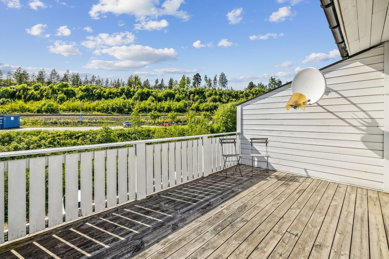 Balkongen har god plass for en romslig sittegruppe - Levegg mot nord med naboleilighet Galleribilde