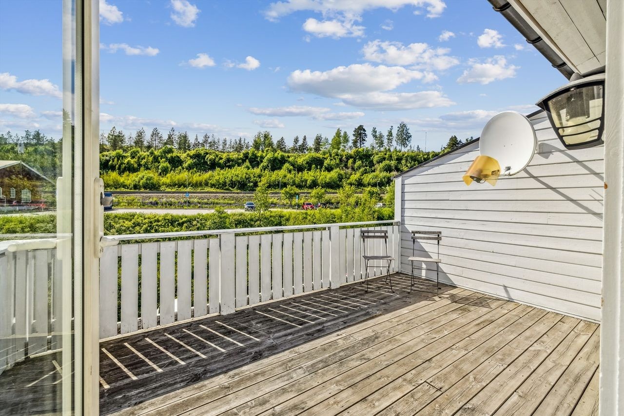 En solrik balkong orientert mot vest Galleribilde