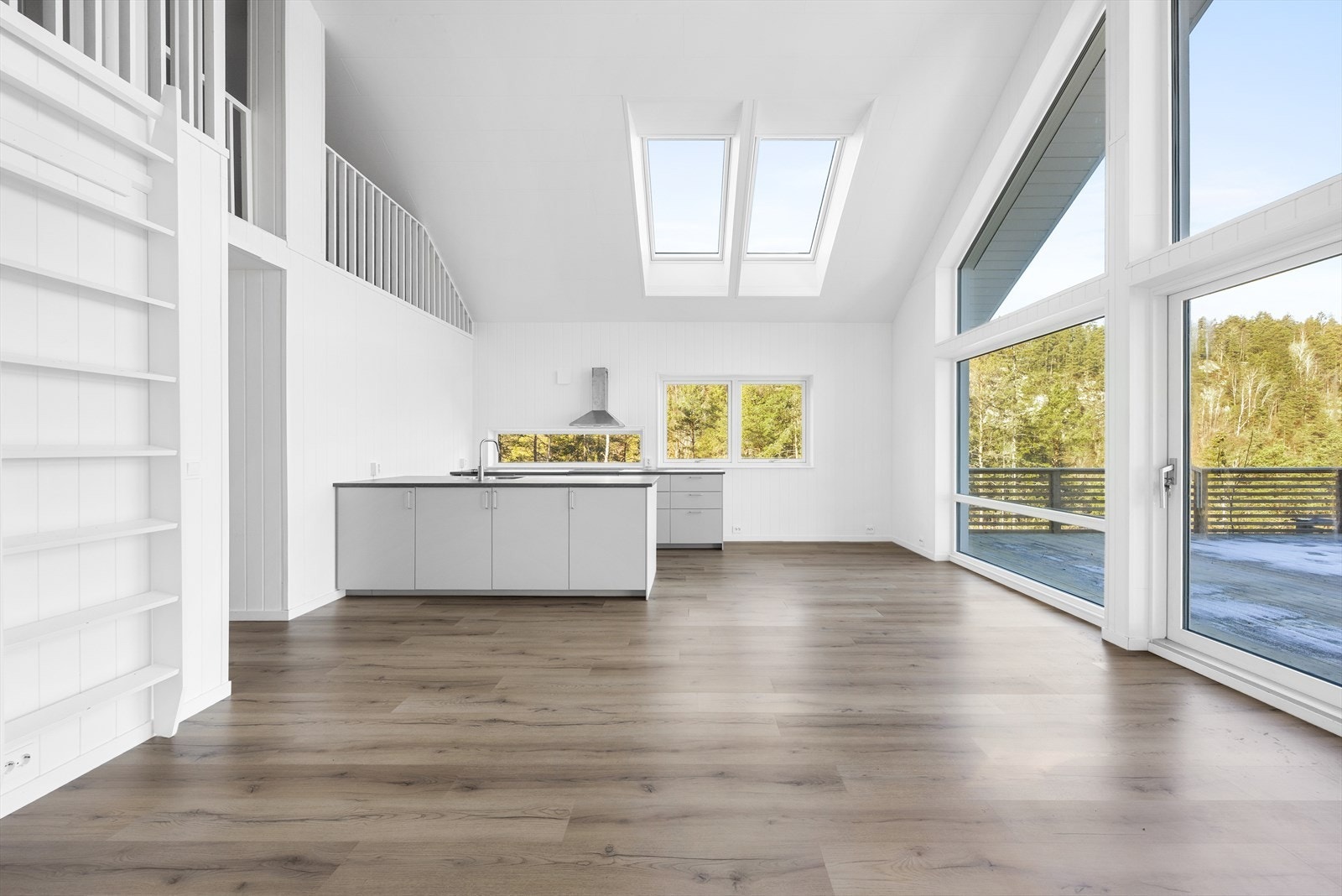 Stuen har åpen kjøkkenløsning med kjøkkenøy. Galleribilde