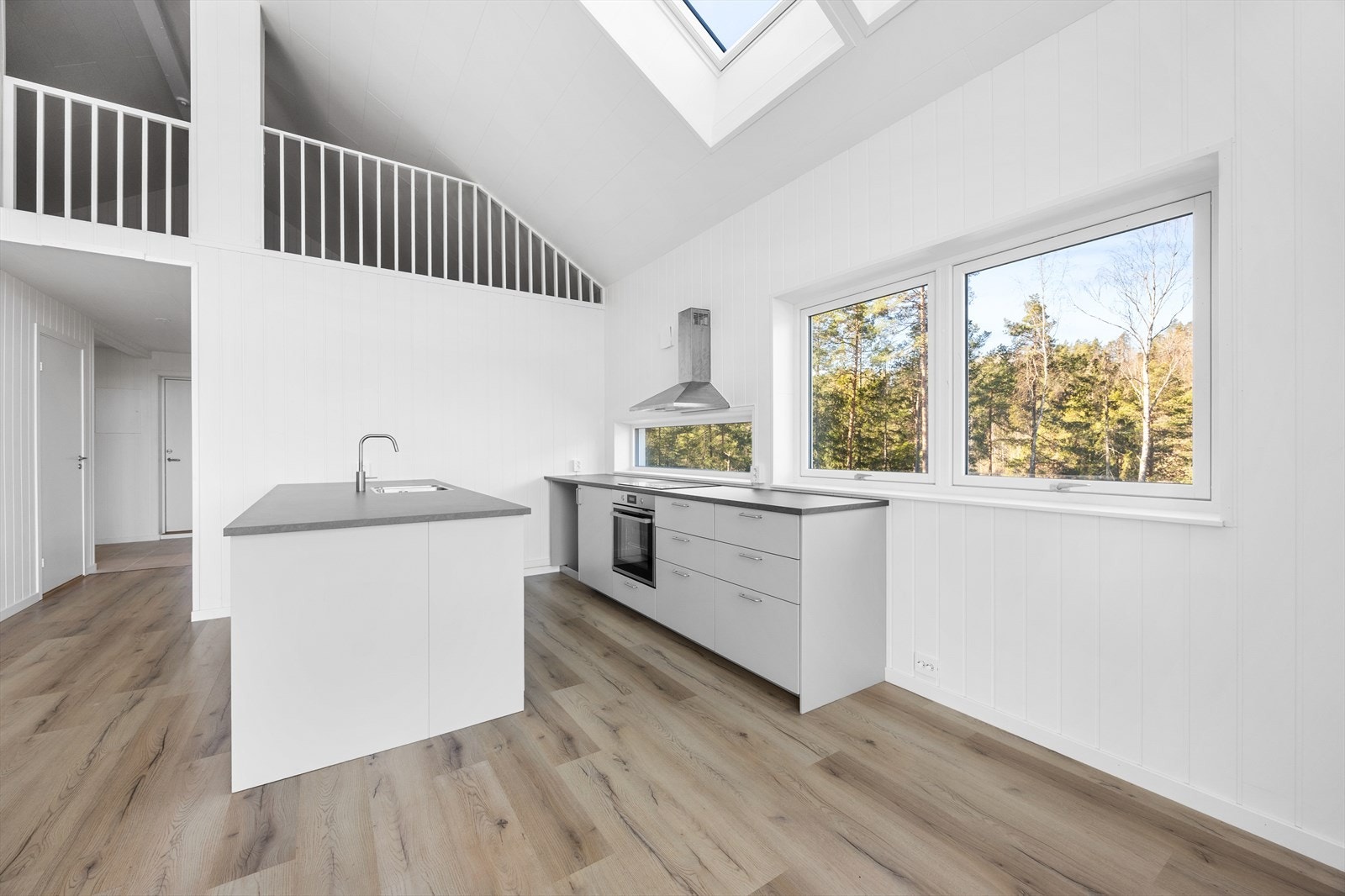 Kjøkkeninnredning med laminerte skrog og slette fronter. Galleribilde