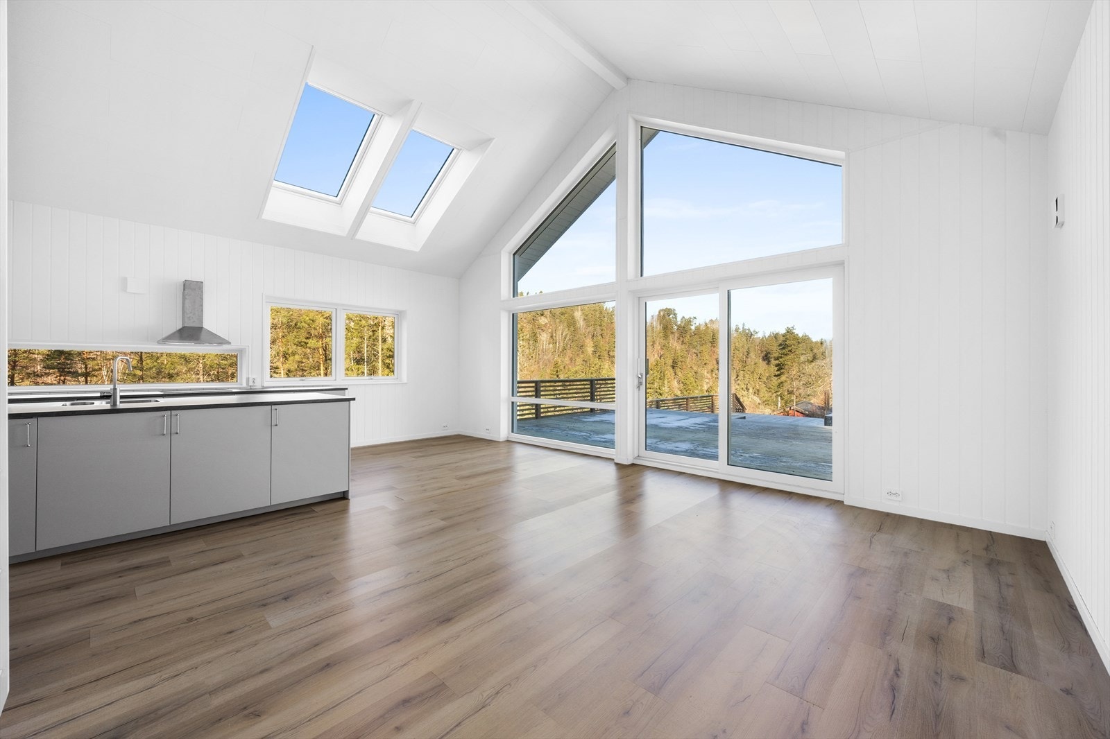 Her er stuen/spisestuen ikke innredet. Det er gode muligheter til å innrede slik du ønsker. Galleribilde