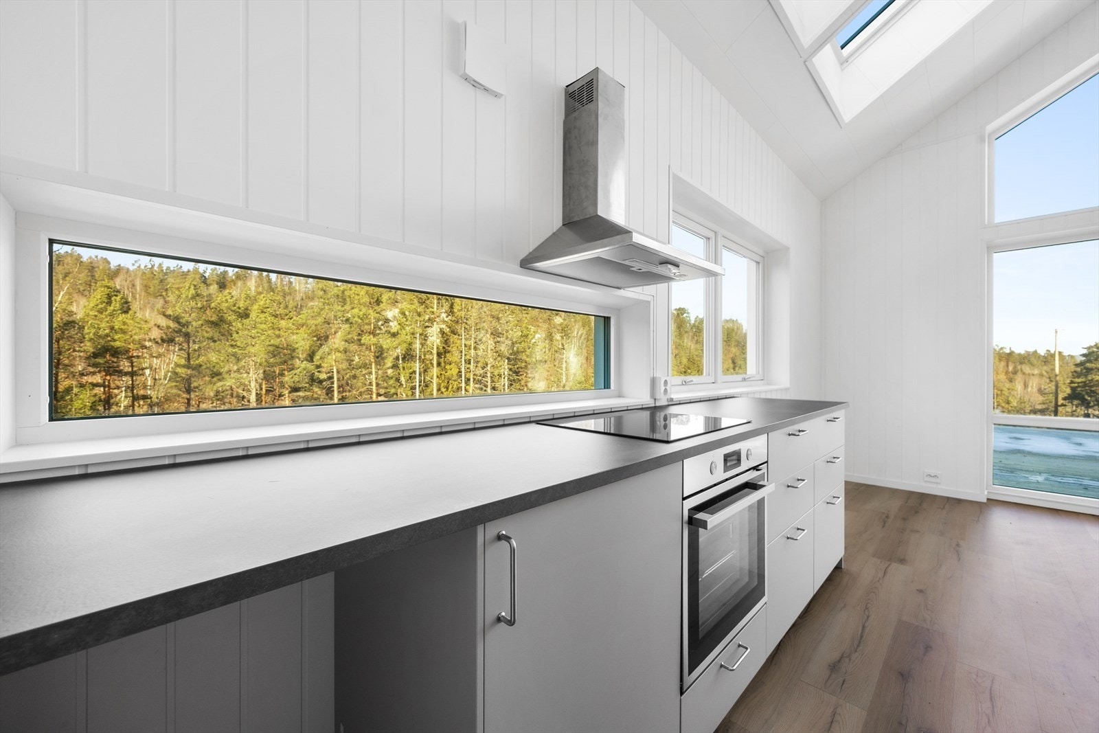 Kjøkkenet inneholder integrert platetopp med komfyrvakt og waterguard, oppvaskmaskin, stekeovn og kjøl-/fryseskap. Galleribilde