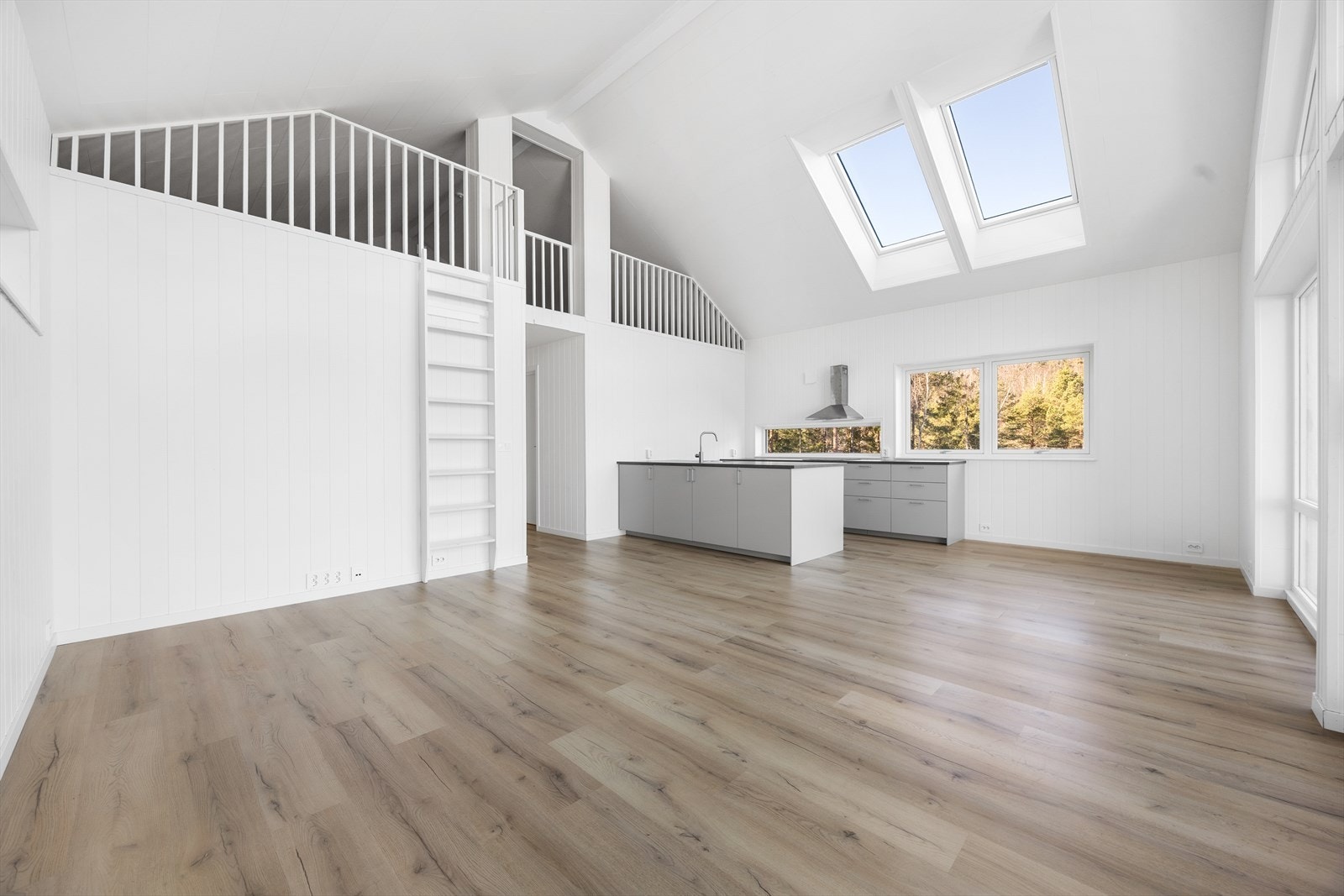 Fra stuen er det stige opp til en romslig hems. Galleribilde