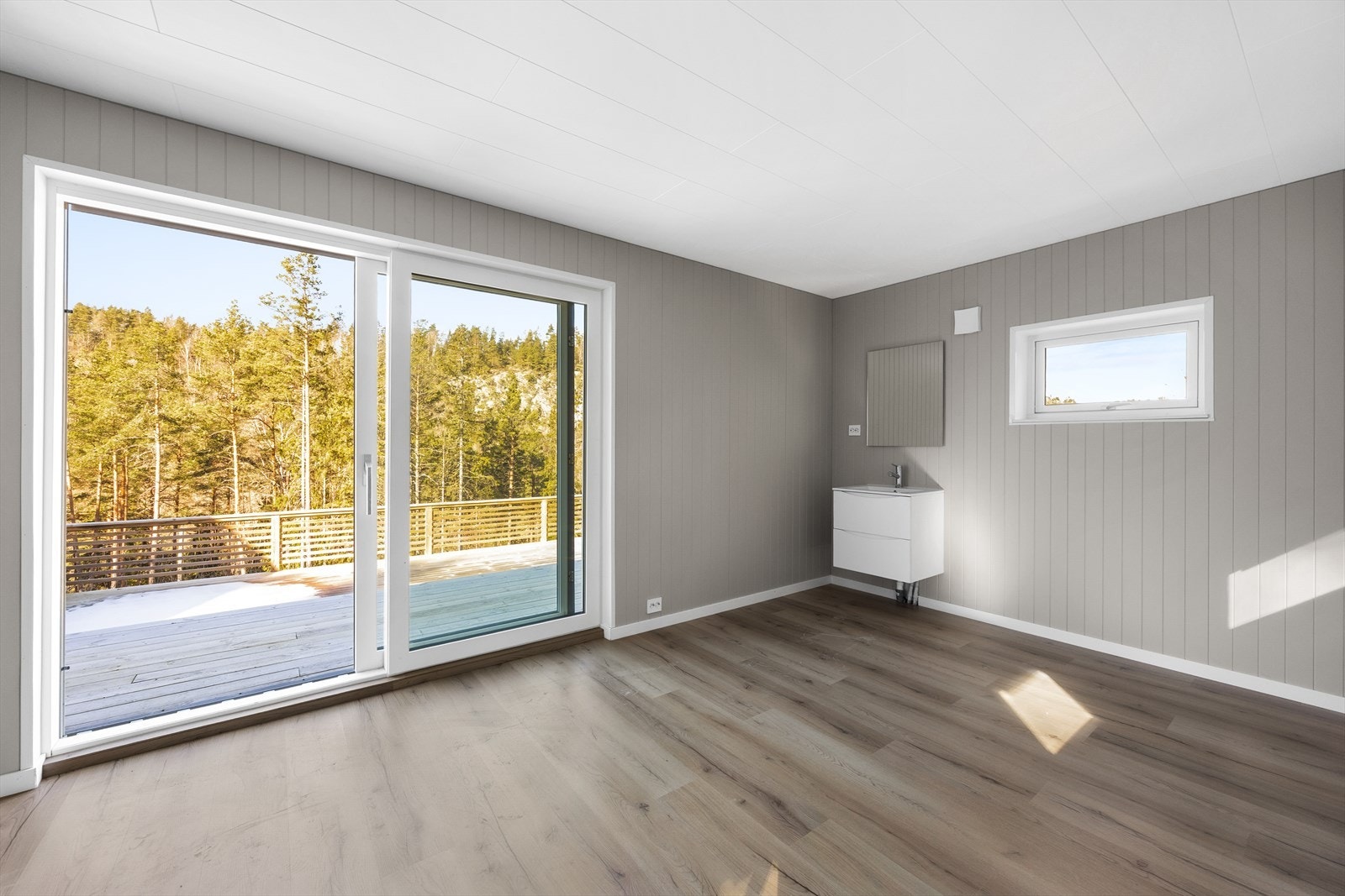 Heve-/ skyvedør med isolerglass i tre ramme og karm. Galleribilde