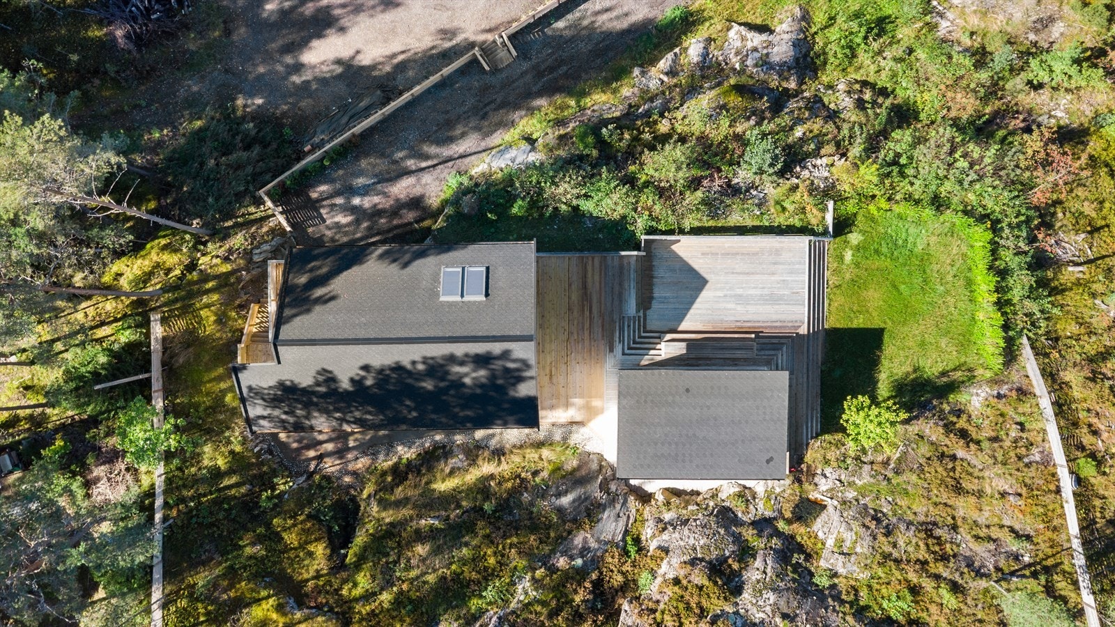 Nydelige uteområder med både terrasse, hage med gress og berg. Galleribilde