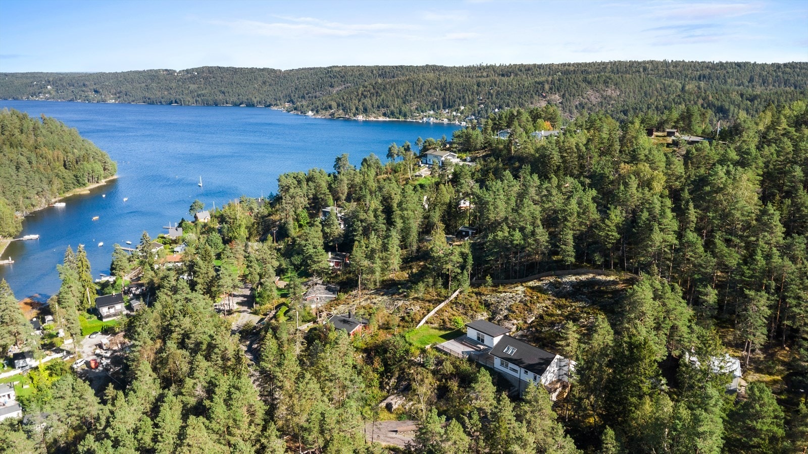 Fritidsboligen er plassert like ved Bunnefjorden. Galleribilde