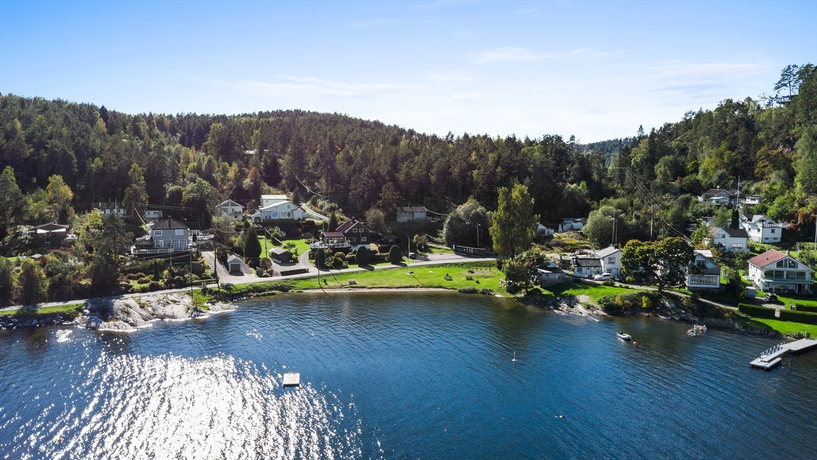 Populære Brevik strand badeplass ligger i underkant av et kvarters spasertur unna fritidsboligen. Galleribilde