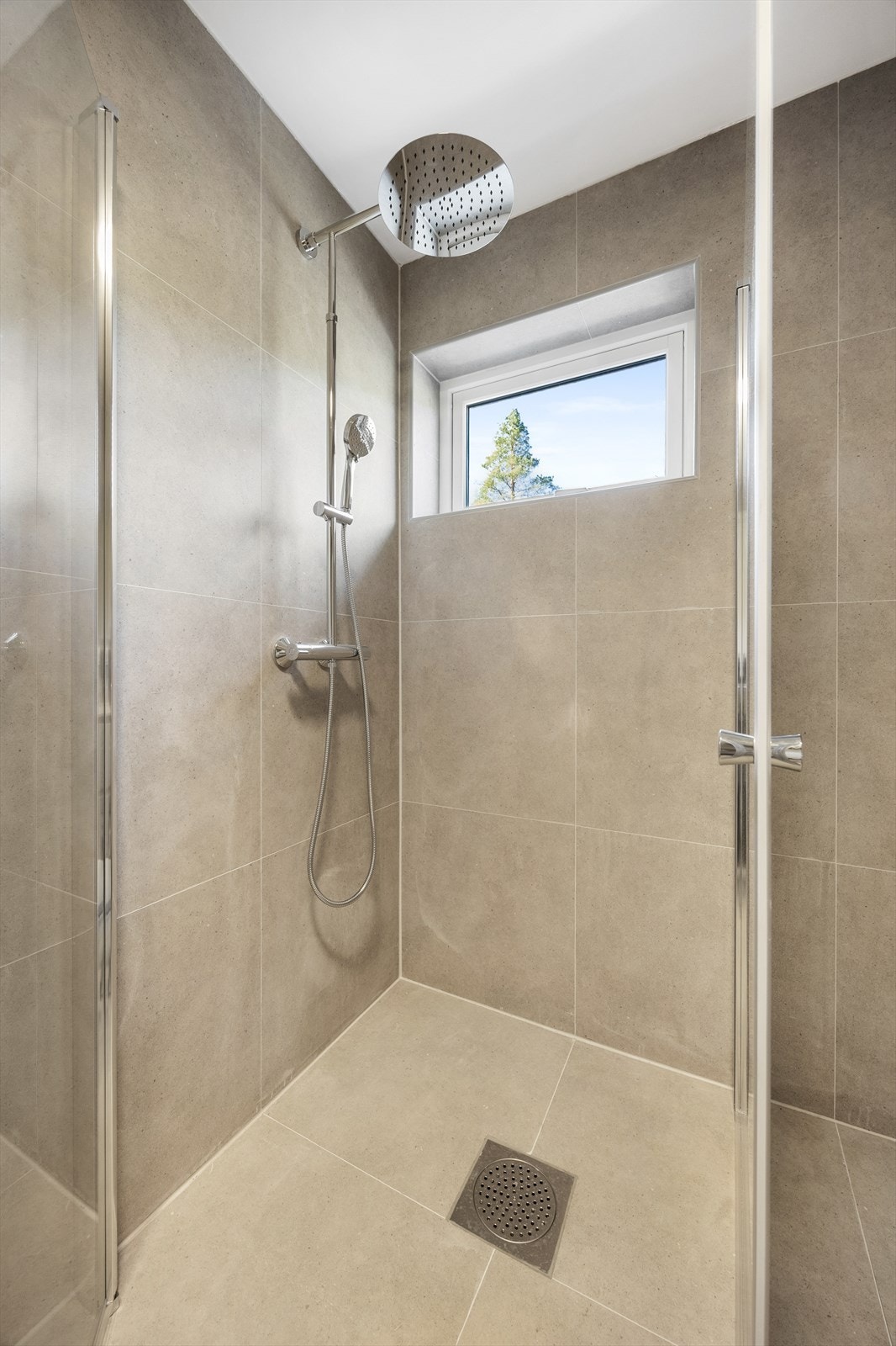 Dusjhjørnet er av god størrelse med inn-/utadslående dører. Galleribilde