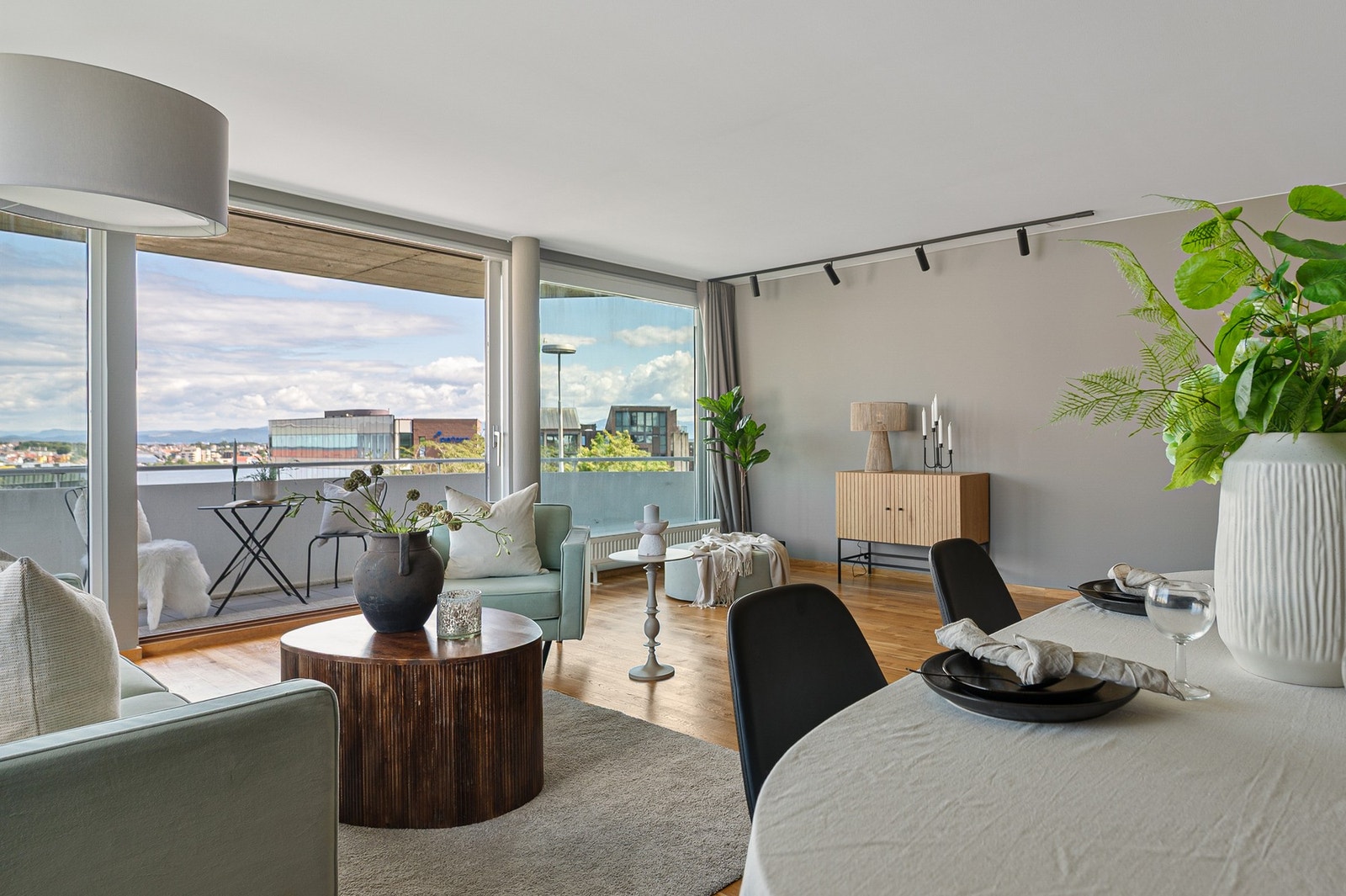 I sommerhalvåret blir balkongen som en forlengelse av stuen. Galleribilde