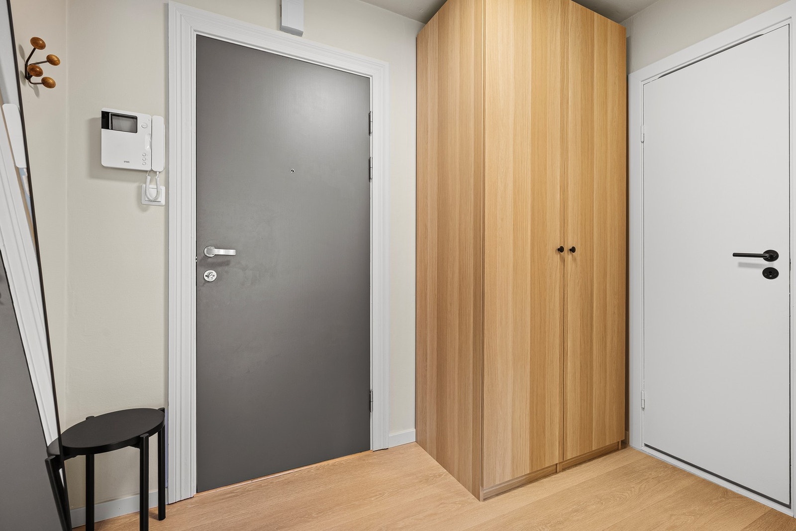 - Velkommen inn | Innbydende gang med pene gulv og overflater malt i moderne fargevalg som gir deg et godt førsteinntrykk - Galleribilde