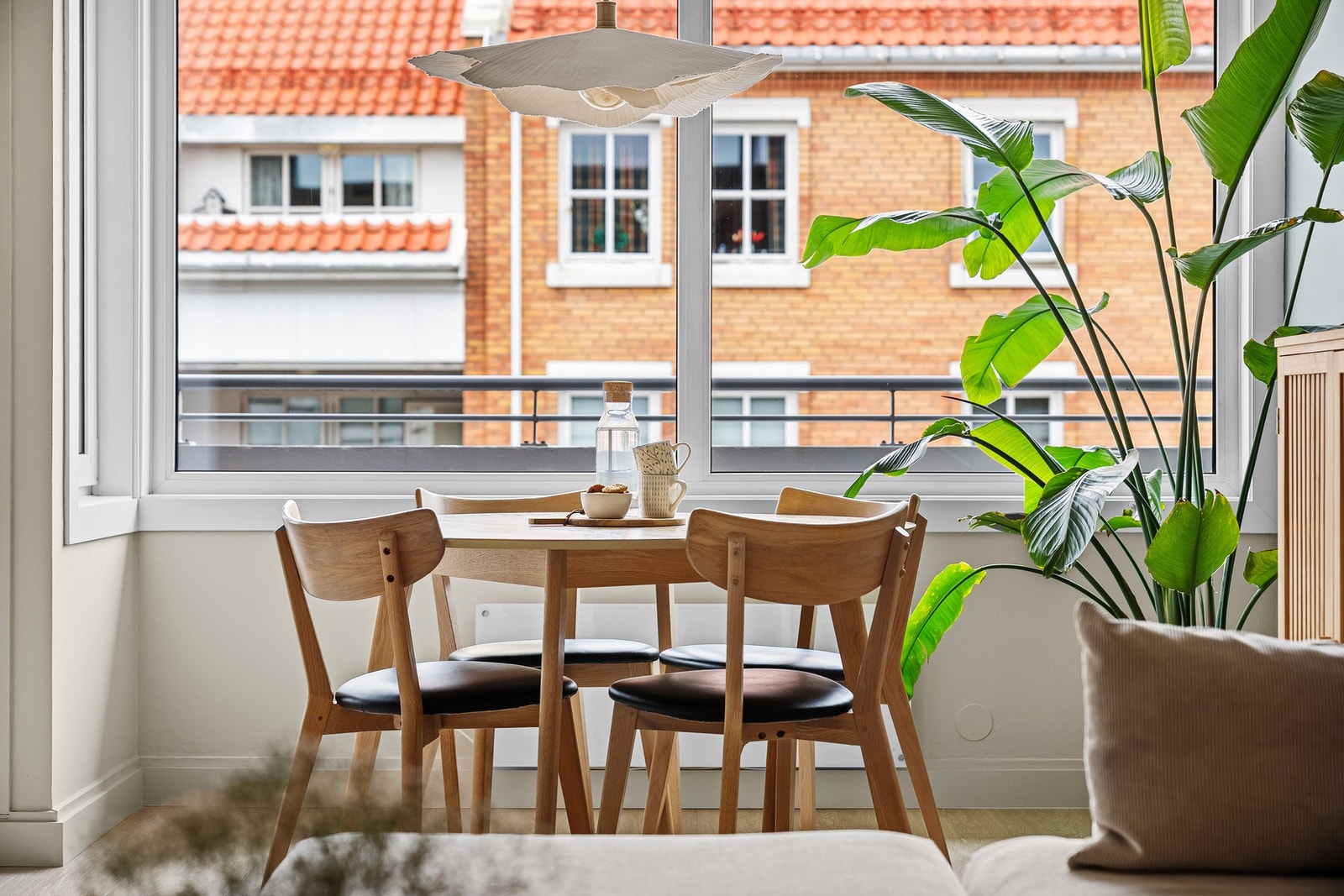 - Store vindusflater som gir naturlig lysinnslipp - Galleribilde