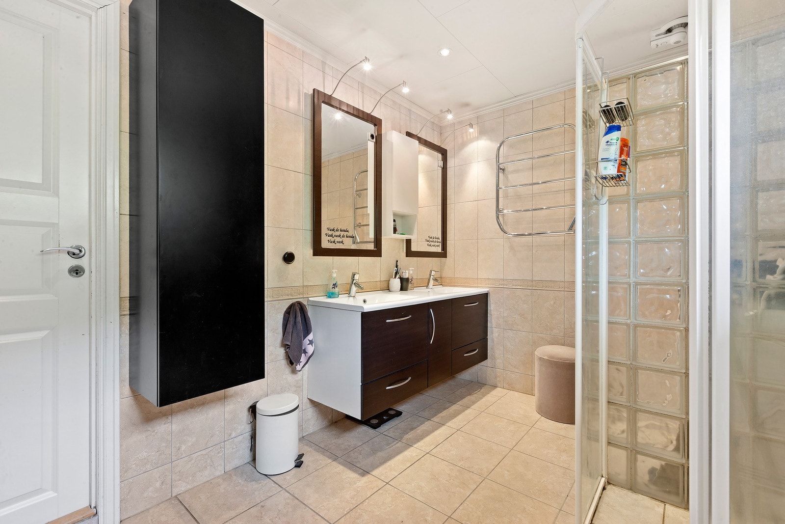 Flislagt bad/vaskerom med behagelig gulvvarme. Dobbel servant, veggmontert
toalett, dusjvegger/hjørne og opplegg for vaskemaskin. Galleribilde