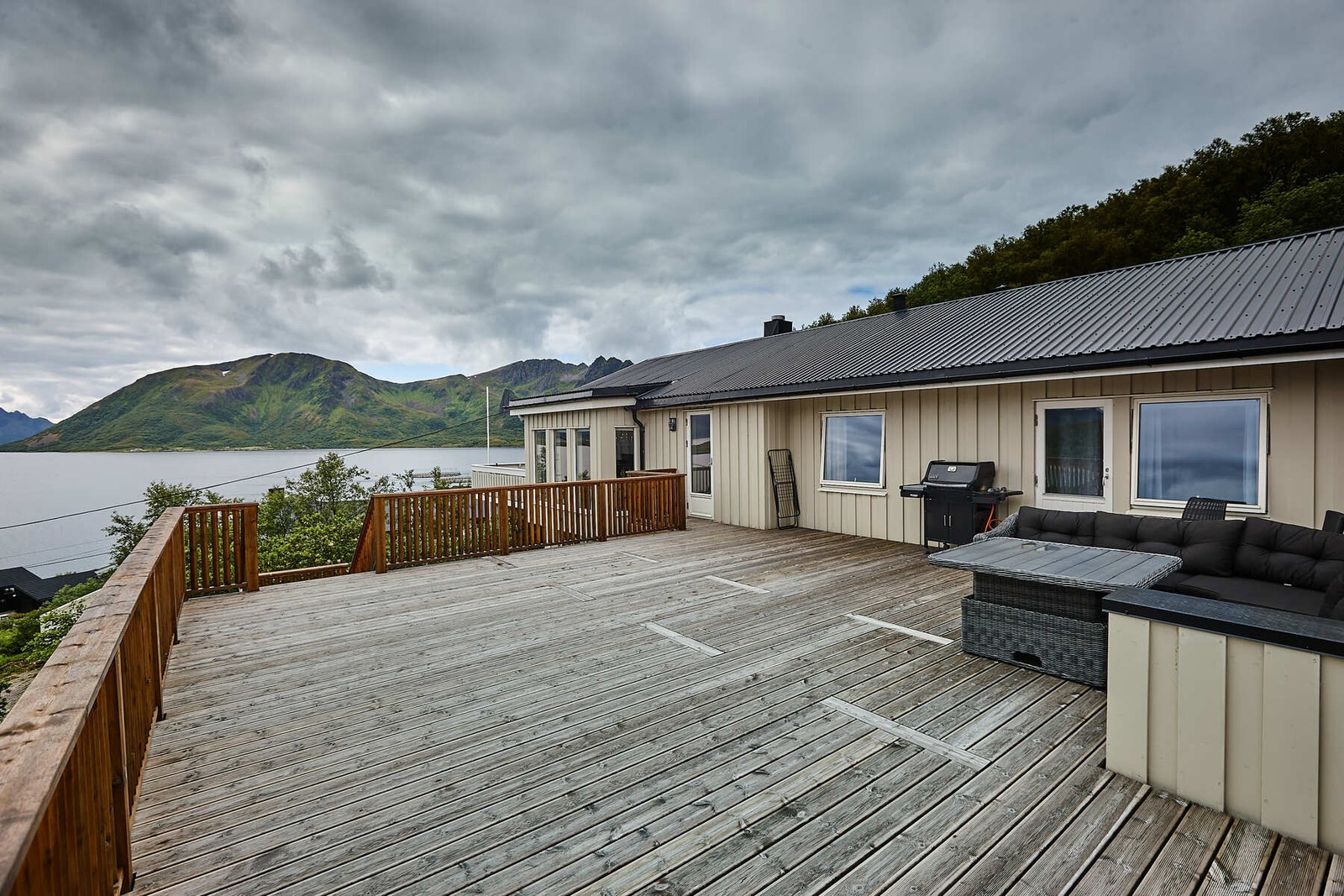 Utsikt som tar pusten fra deg - her kan du nyte roen og det vakre landskapet i fulle drag. Galleribilde